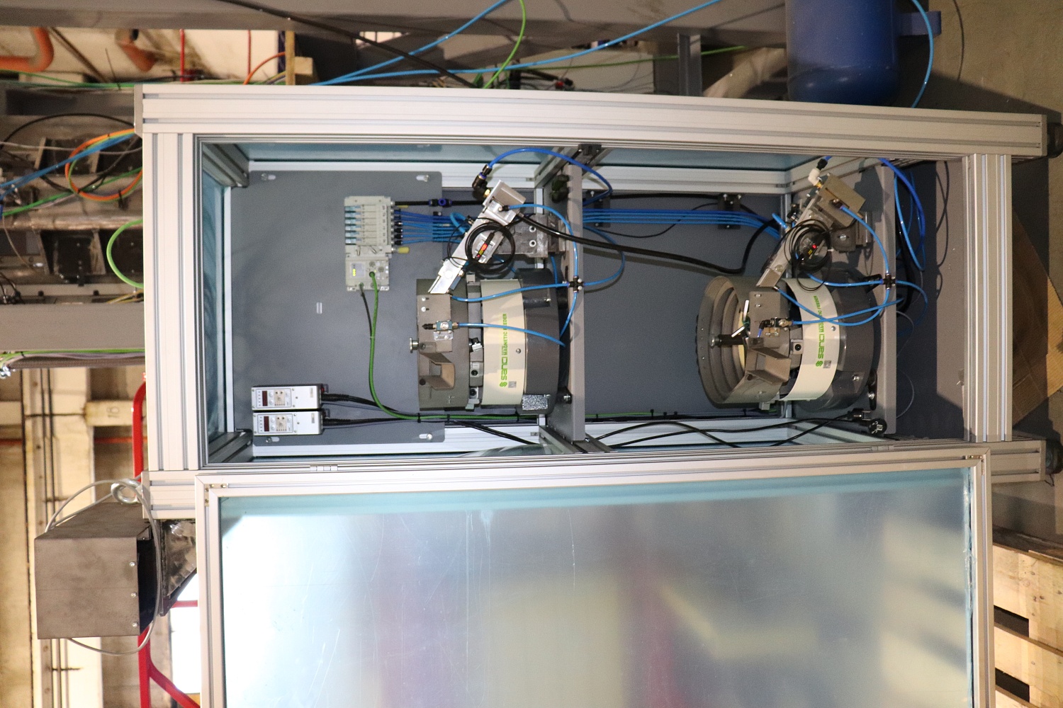 Современное оборудование для автоматической клепки панелей самолетов